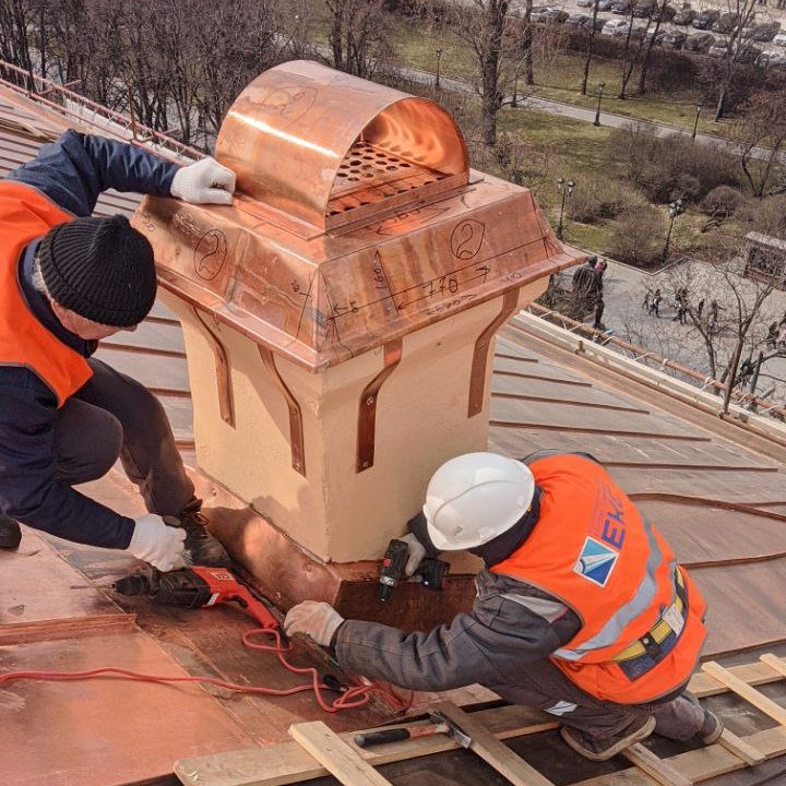 Монтаж медных колпаков на печную трубу