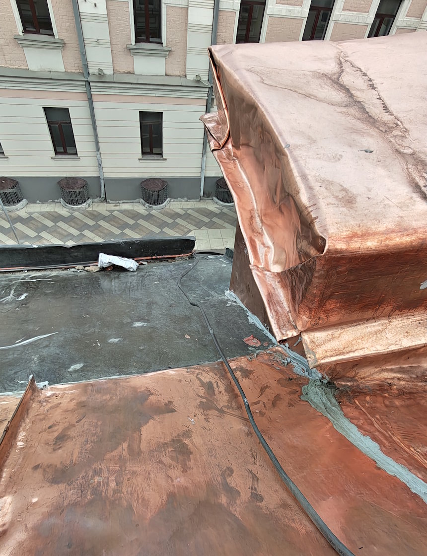 Фронтонный карниз с отделкой медью