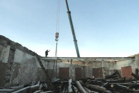 Демонтаж скатной крыши